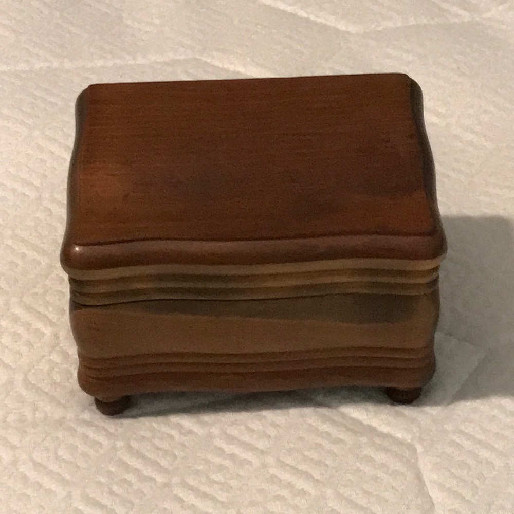 Jewelry Box plays “We’ve only just begun” - Picture 1 of 11